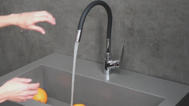 Смеситель Lemark Linara LM0415C-Black для кухни с гибким изливом смотреть онлайн