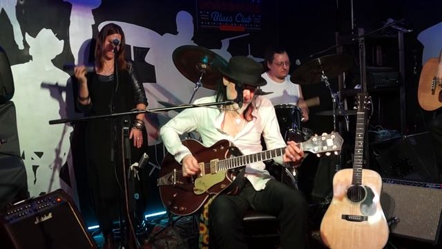 The CrossroadZ Diamond Rain смотреть онлайн