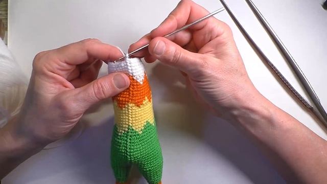 Петух певец крючком - часть 3 - туловище  (продолжение)