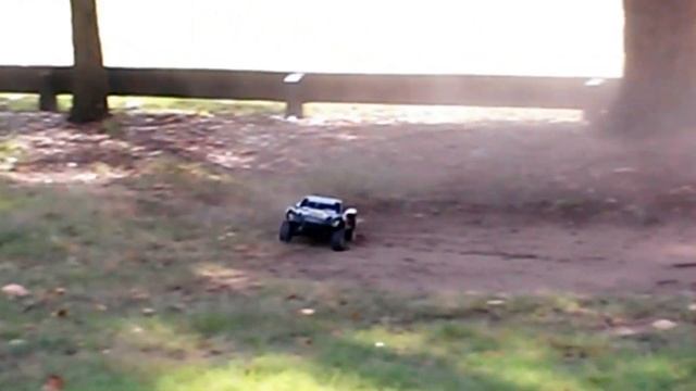 Traxxas Slash with FLOUREON 11.1V 4500mAh 3S 30C Lipo RC Battery смотреть онлайн