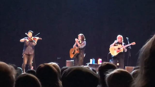 Lyris’s epic violin intro to Wood Song - Indigo Girls Tulsa, OK 11/16/2019 смотреть онлайн