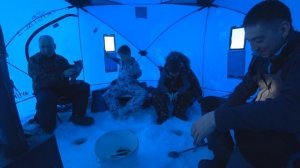 дети на зимней рыбалке 2 поколения в одной палатке