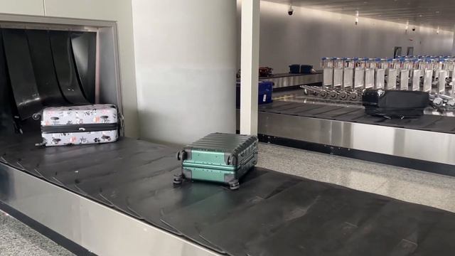 The luggage from the plane to the international airport of arrival #sai #baggage #airport смотреть онлайн