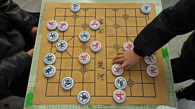 大爷输了不服气，还要下一盘，结果被小朋友以少胜多！ смотреть онлайн