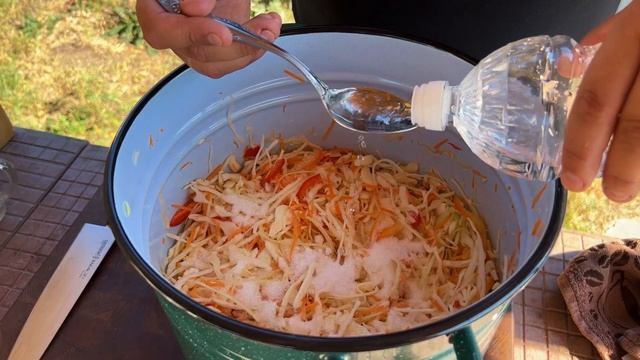 Салат ВЫРУЧАЙКА! Салат из Капусты, морковки и сладкого перца. смотреть онлайн