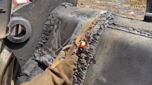 Ремонт ковша тяжелого экскаватора. Пакистан смотреть онлайн