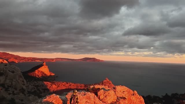 Райское место в КРЫМУ. Новый Свет, поход на Караул-Оба. Рассвет в Феодосии. смотреть онлайн