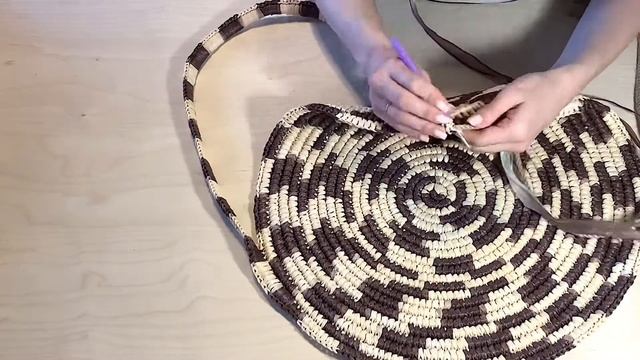 Вяжем второй ряд боковой стеночки большой круглой сумки из рафии смотреть онлайн