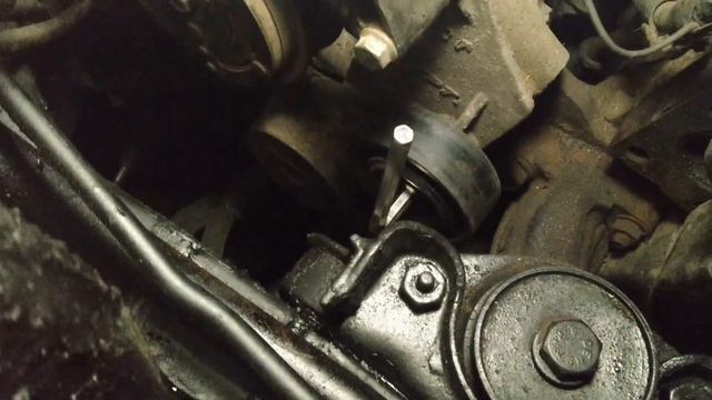 Как снять ролики натяжителя ремня генератора и кондиционера Фиат Альбеа смотреть онлайн