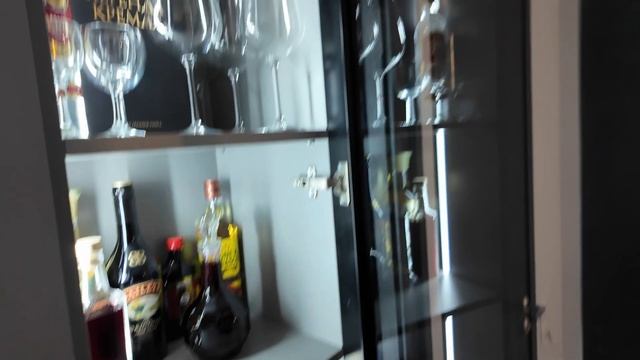 Детальный обзор угловой кухни с антресолями