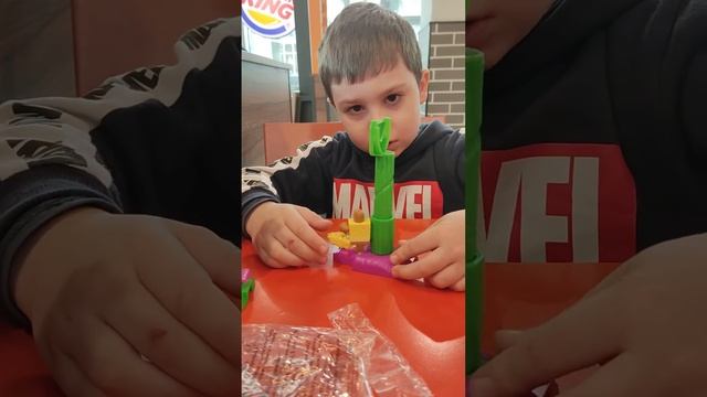 Распаковка игрушек из новой коллекции Спанч Боба в @BurgerKing