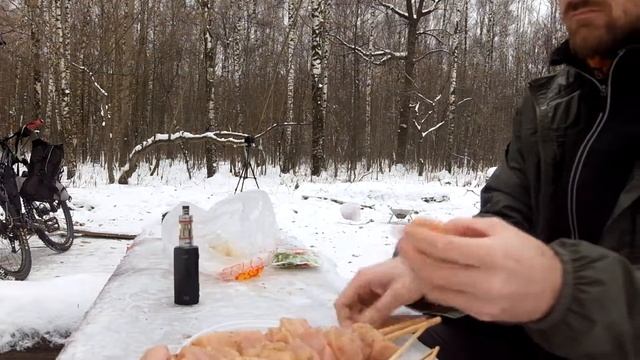 Складной мангал-гриль Track на зимнем мини шашлыкинге