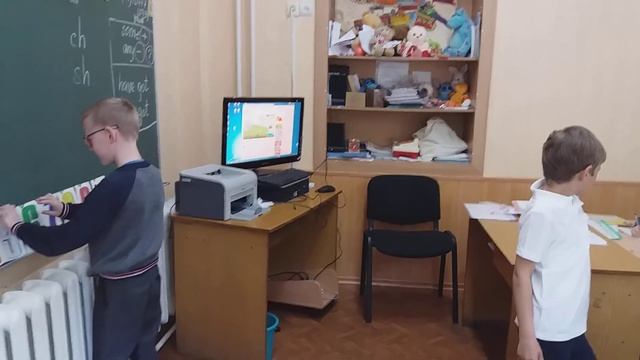 Ученики первого класса изучают цифры на английском языке смотреть онлайн