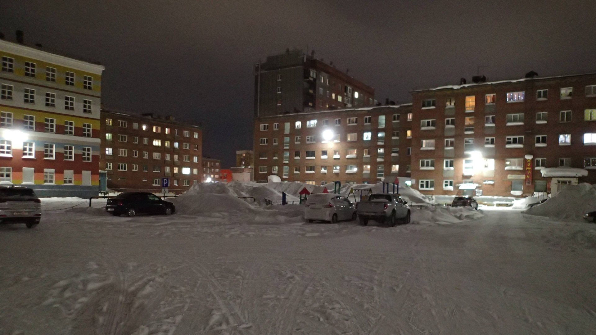 2024.12.21. Норильск. Горы снега! Комсомольская 44 и Ленинский 35, 37. Читайте описание! смотреть онлайн
