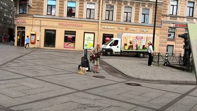 Художник рисует музыканта. Перфоменс по Питерски. смотреть онлайн