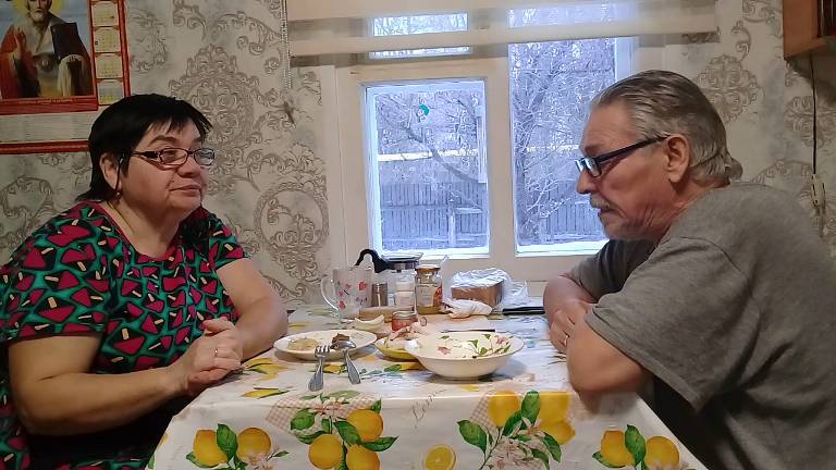 На пенсии в деревне: Приготовила обед, накрыли на стол по семейному, поговорили смотреть онлайн