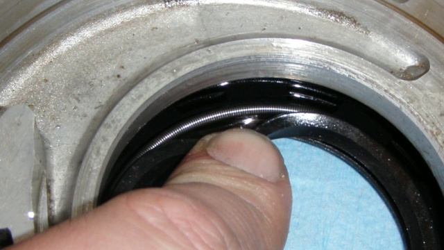 How to fix Toyota 22R Front Main Seal Oil Leak (22R 22RE 22RTE) No Speedi Sleeve! смотреть онлайн