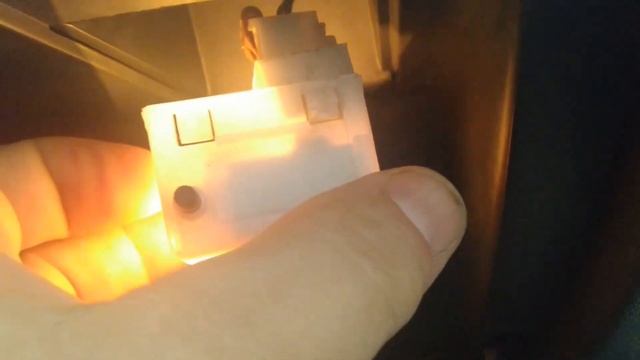 Снятие фонаря освещения бардачка и замена лампочки на Фиат смотреть онлайн