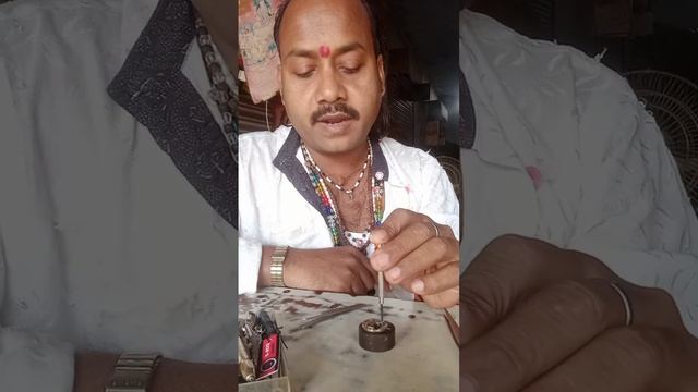 टाइटन की घड़ी 71 00 नंबर में सेल कैसे लगाया जाता है।