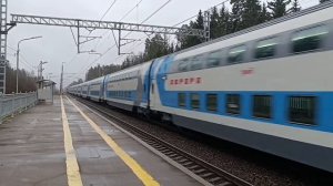 Поезд Аврора (обкатка) и ЭП2К 168, ЭП2К 500 и ЧС6 019 проезжают станцию Радищево 17.11.2024