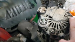 Снятие установка генератора KIA Sportage замена щёток восстановление зарядки