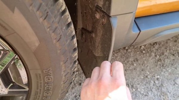 Новый Рено Дастер 2021 Замена штатных брызговиков на резиновые широкие SRTK мнение обзор