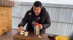 Тушеная картошка с курицей в сырном соусе.