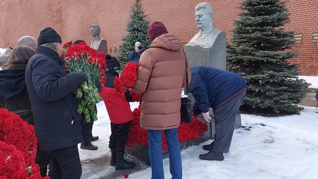 Две гвоздики для товарища Сталина в день рождения 145 годовщина
Люди сбросились по 2 гвоздики смотреть онлайн