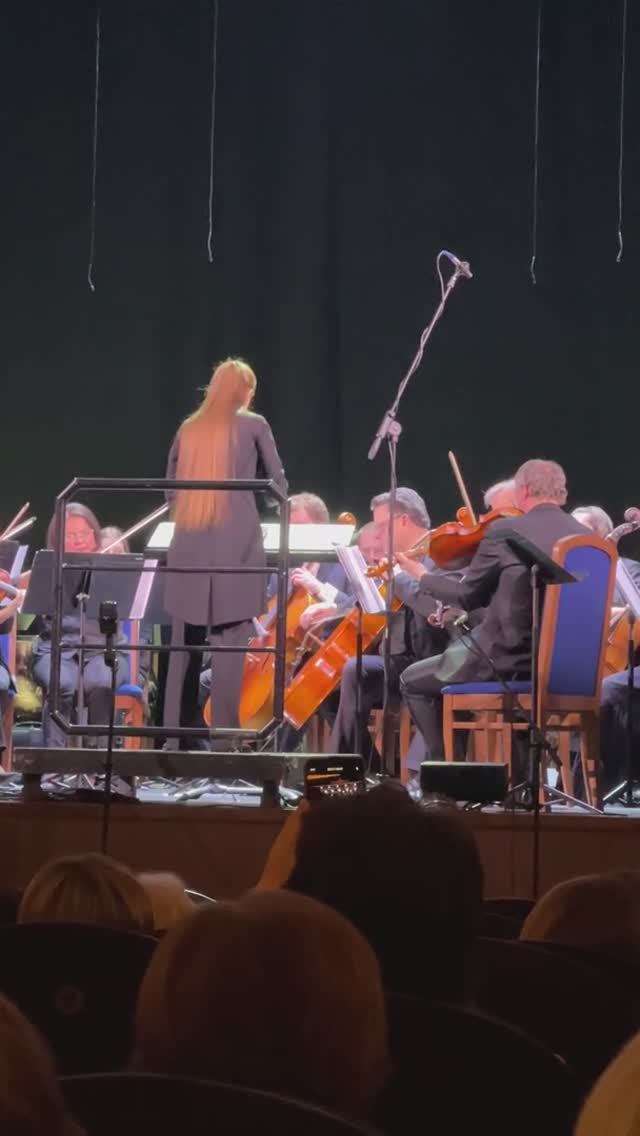 Какое красивое зрелище женщина — дирижер / Сходи Посмотри