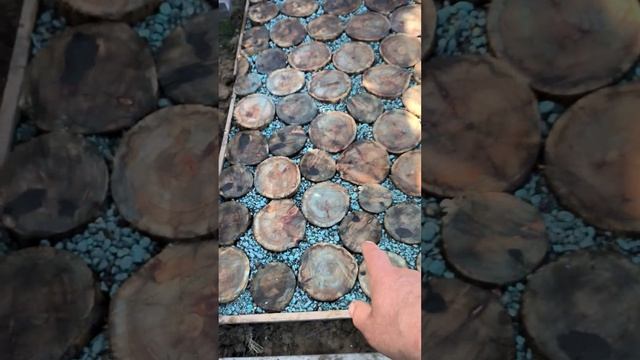 Дорожка на даче из древесных спилов.