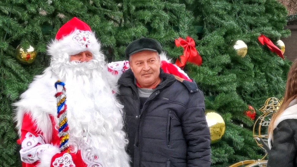 МАРИУПОЛЬ Подарки для всех детей Дед Мороз на площади🎄Ремонт и Жизнь города Сегодня смотреть онлайн