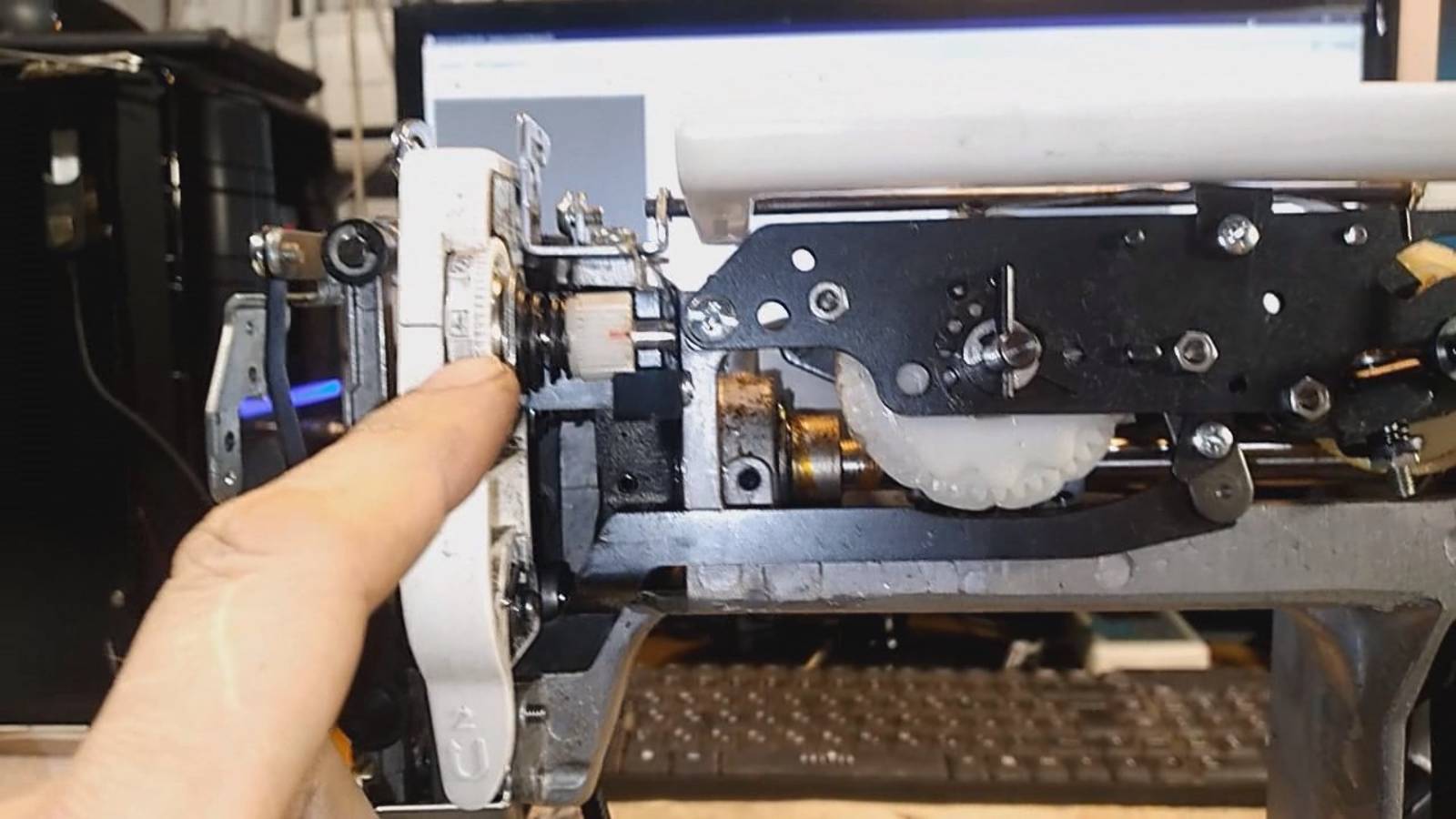 Сложный ремонт швейной машинки Janome EL532 смотреть онлайн