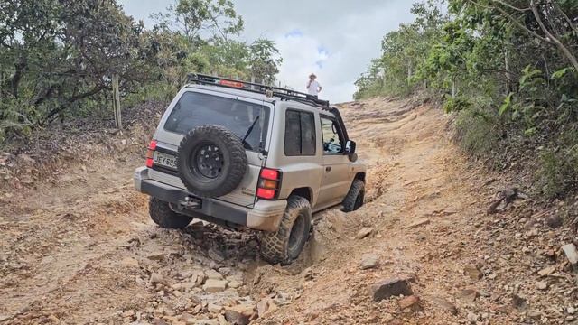 Pajero GLS-B com bloqueio Kaiser subindo o Morro Snake смотреть онлайн