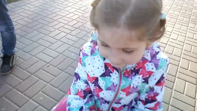 Кормим голубей. Площадь Мира. смотреть онлайн