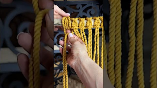 Еще один способ навешивания нитей. Бесплатные уроки по ссылке в профиле #macrame #макраме #мкмакраме смотреть онлайн