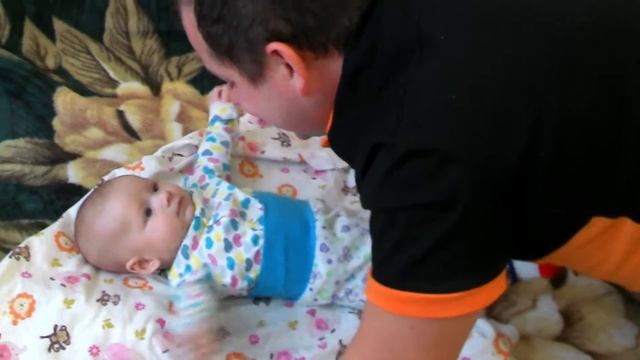 папа играет с Алисой смотреть онлайн