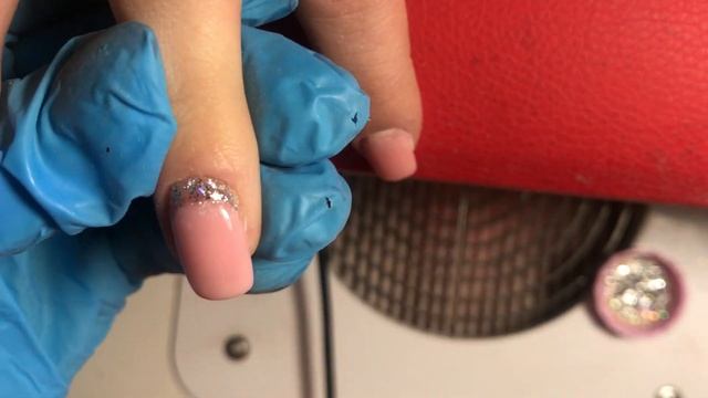 Камуфляжные розовые ноготки💅🏻с дизайном из блёсток и ленточки✨ смотреть онлайн