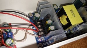 Импульсные блоки питания - дают разное качество звука.