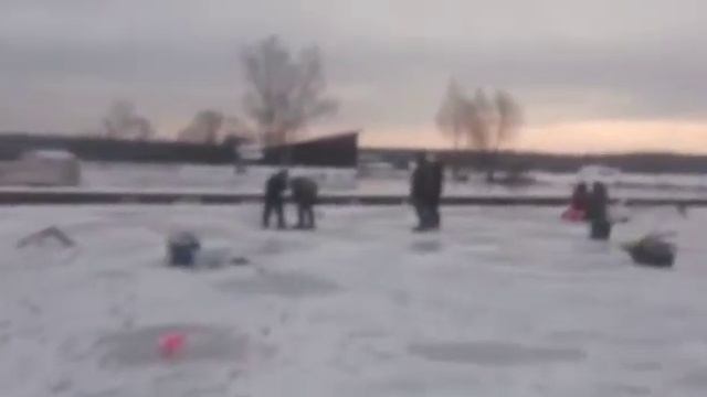 Первая пойманная со льда форель! Лёд открыт! смотреть онлайн
