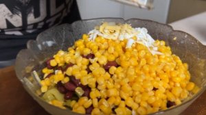 Пивной САЛАТ. Салат с сухариками и копченой колбасой.