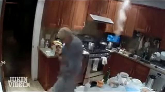 Бабушка в халате в огне смотреть онлайн