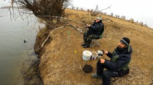 ДУШЕВНАЯ РЫБАЛКА С ПАПОЙ. ДА И ЕЩЁ С ТАКИМ КЛЁВОМ. ДОСТАЁМ ПО ТРИ ШТУКИ! Зимняя рыбалка в Астрахани