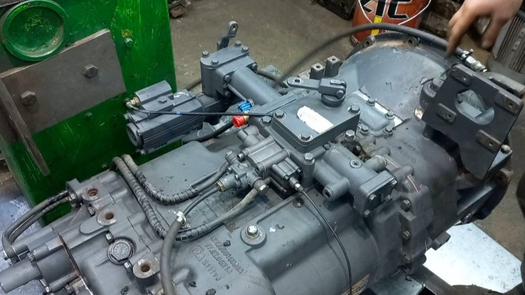 Сборка коробки передач Хово (Howo) которую протянули с прикрученным карданом.