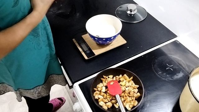 Ленивая шарлотка на сковороде, кушаем и стройнеем смотреть онлайн