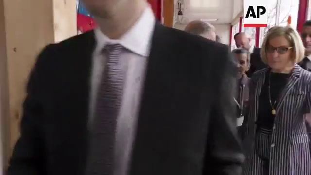 Prince Charles visits quake-hit Italian town смотреть онлайн