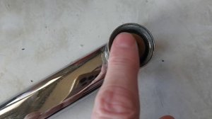 Сама поменяла прокладку в смесителе.