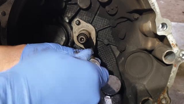Smart Fortow Coupe W451 1.0L Gearbox Input Shaft Oil Seal Replacement. смотреть онлайн