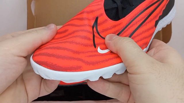 Обзор на оригинальные профессиональные шиповки Nike Phantom GX Pro TF смотреть онлайн