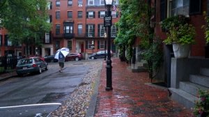 Прогулка под сильным дождём» — Бикон-Хилл — Бостон, Массачусетс