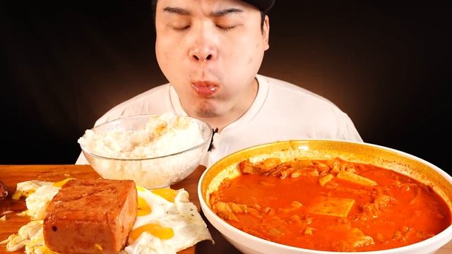 밥이 술술 들어가는 돼지김치찌개와 스팸, 계란후라이 먹방~!! 리얼사운드 ASMR Mukbang(Eating Show) смотреть онлайн
